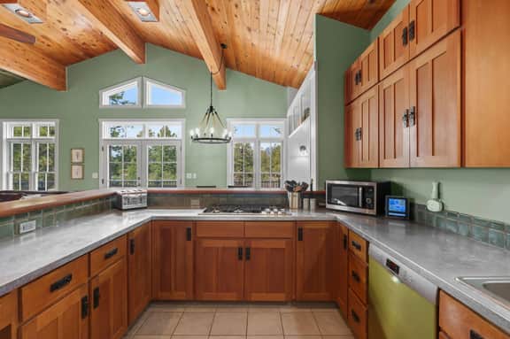 Ponderosa Retreat | 10 min to Downtown | Mtn Views